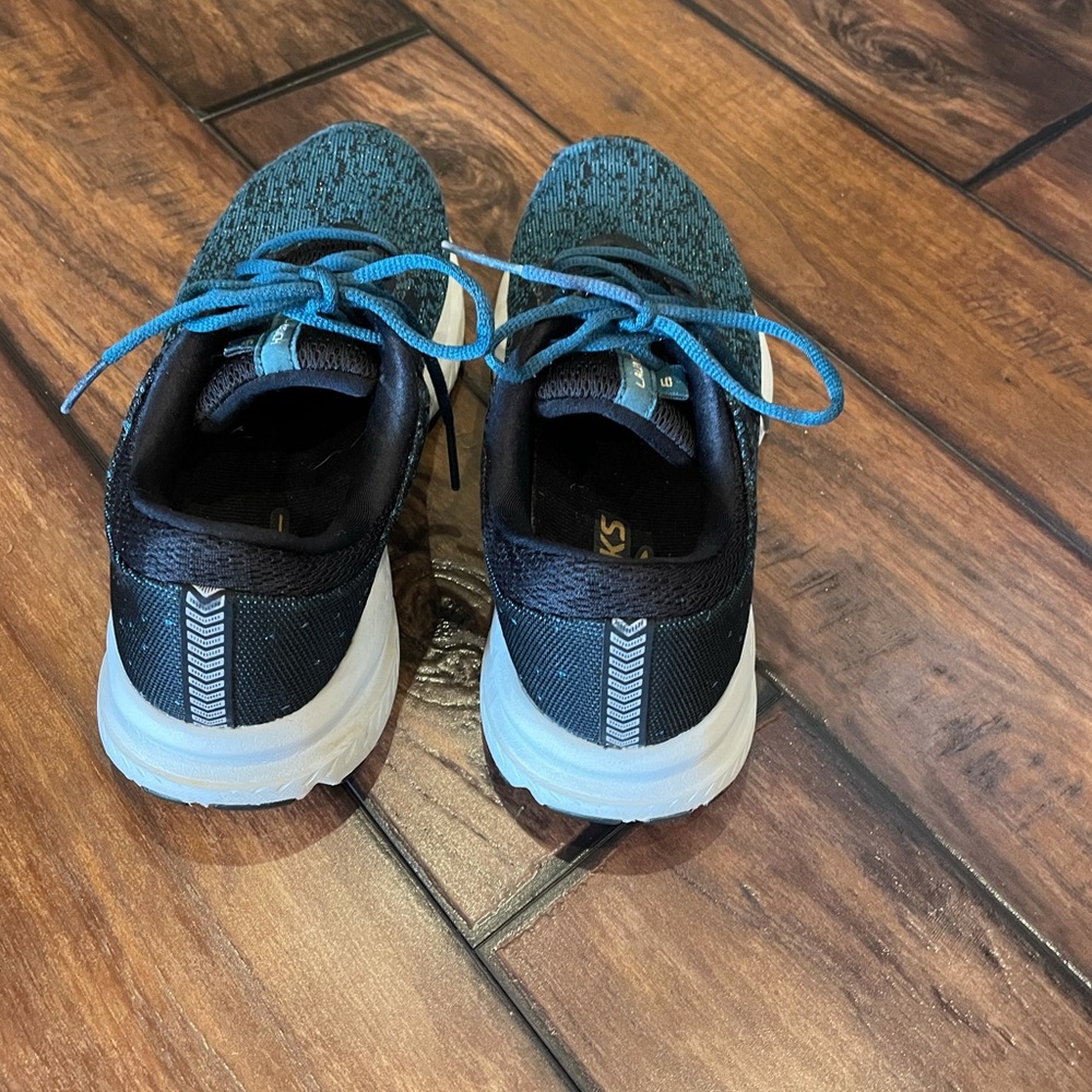 Brooks size 7.5 launch 6.